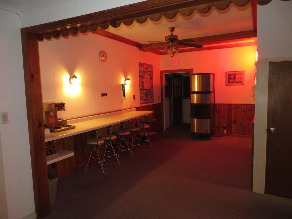 Travelers Inn Motel Eagle River Bagian luar foto