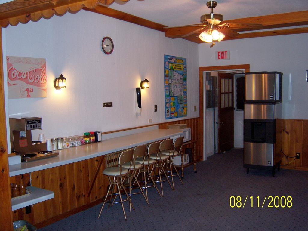 Travelers Inn Motel Eagle River Bagian luar foto